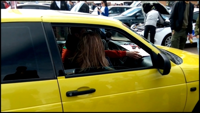 Видеоклип Басы в машине растрепали девушке волосы 