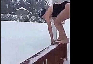 Девушка ныряет в снег ! Купается в снегу 
