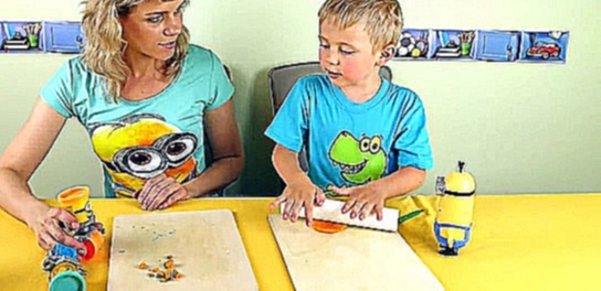 Видеоклип Видео для детей малыш Даник и мама играют с миньонами в Play Doh и Kinder Surprise 