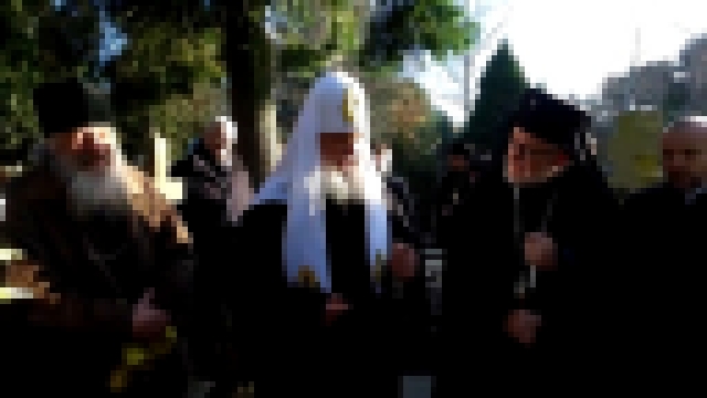 Видеоклип Патриарх Кирилл посетил русское кладбище Сен-Женевьев-де-Буа. 