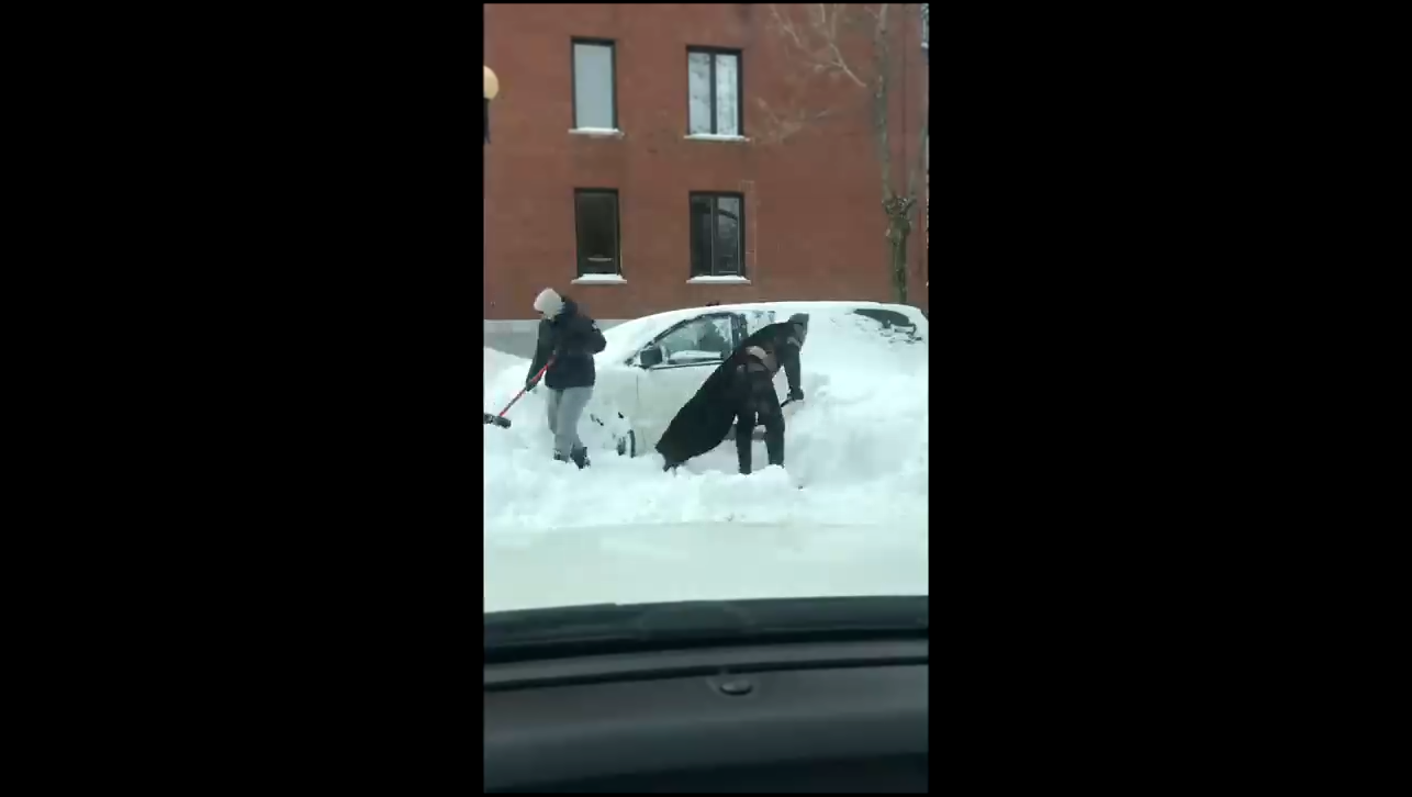 Бэтмен помогает чистить снег 