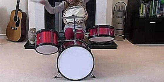 Видеоклип Маленькая девочка не умеет играть на барабанах, но папа может это исправить 