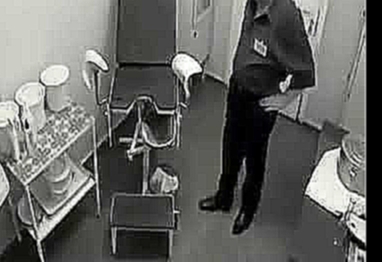 Охранник пришел в кабинет гинеколога и решил примерить кресло 