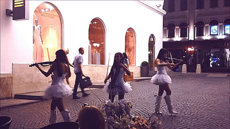 Видеоклип Скрипачки DOLLS на улице в центре Москвы (музыка из фильма "Сумерки") 