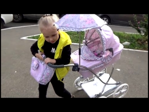 Алиса КАК МАМА гуляет на детской площадке с коляской Stroller for dolls on the Playground 