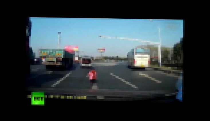 В Китае ребенок выпал из багажника автомобиля на шоссе 