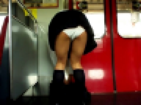 Почему японские школьницы делают это в метро? 