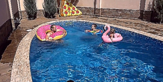 Катя купается в бассейне с ГИГАНТСКИМ Розовым Фламинго прыгаем в воду и стреляем 