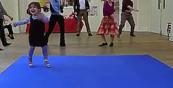 Танец маленькой девочки 