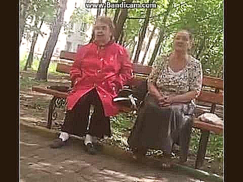 Видео как кричавшую женщину в ночнушке снимали с козырька дома в Москве 