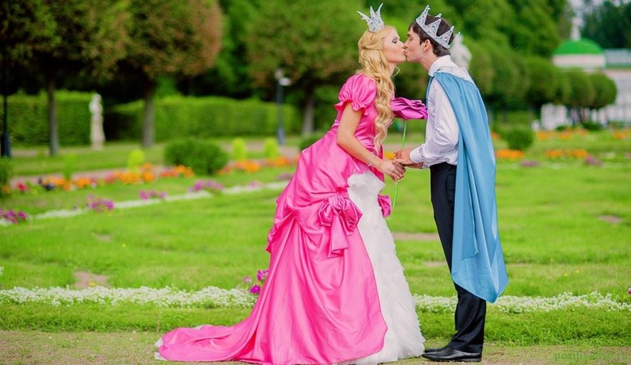 Сценка принца. Свадьба в стиле принц и принцесса. Свадьба в стиле принцессы. Сказочная невеста. Принц и принцесса Наряды.