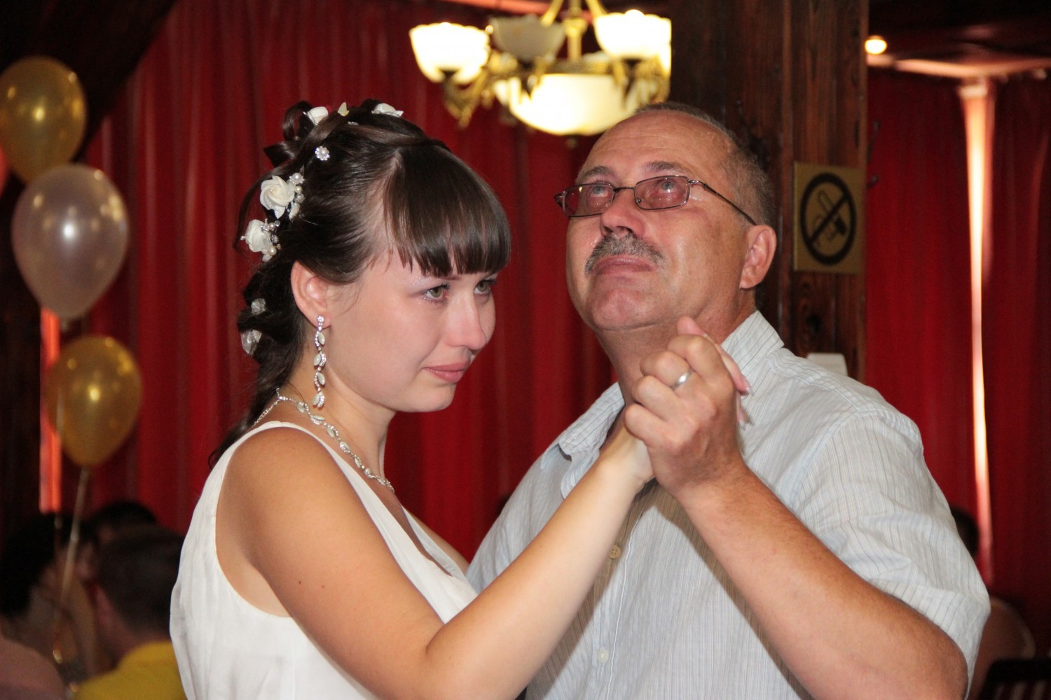 Песня папы дочке на свадьбу. Папа на свадьбе дочери. Танец невесты с папой. Танец отца и дочери на свадьбе.